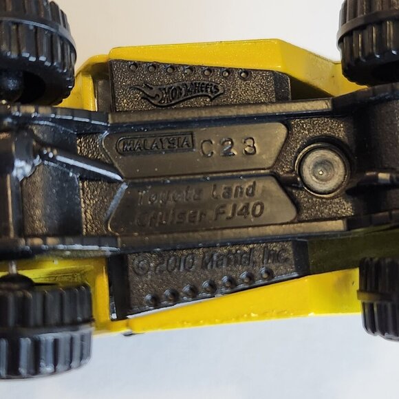 Hot Wheels Toyota Land Cruiser FJ40 Yellow 2010 - Picture 6 of 10